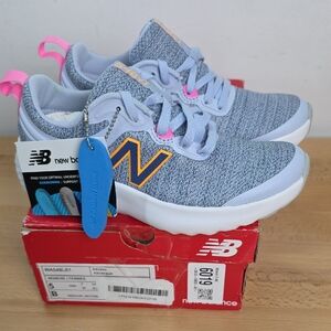 New Balance Women 5 Light Blue Knit Sneaker with Pink Accents